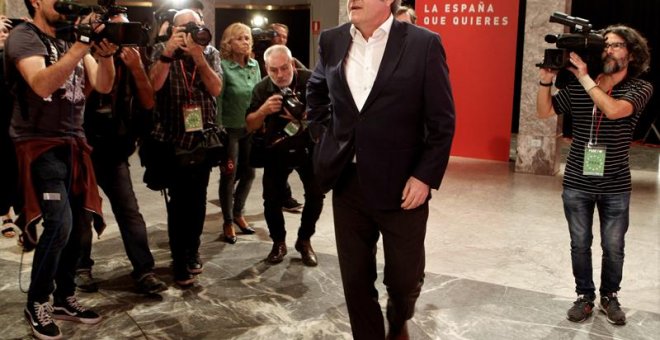 El candidato del PSOE a la Comunidad de Madrid, Ángel Gabilondo, a su llegada al Círculo de Bellas Artes de Madrid