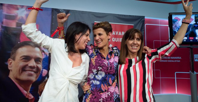 Las candidatas del PSN al Gobierno de Navarra, María Chivite (c), al Parlamento Europeo Adriana Maldonado (i) y a la alcaldía de Pamplona Maite Esporrín (d) celebran el resultado electoral. EFE/Iñaki Porto