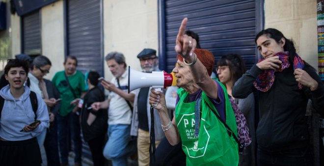 Una activista de la Plataforma de Afectados por la Hipoteca de Madrid, durante el intento de desahucio de una familia con dos hijos menores en la calles Argumosa de Madrid.- JAIRO VARGAS