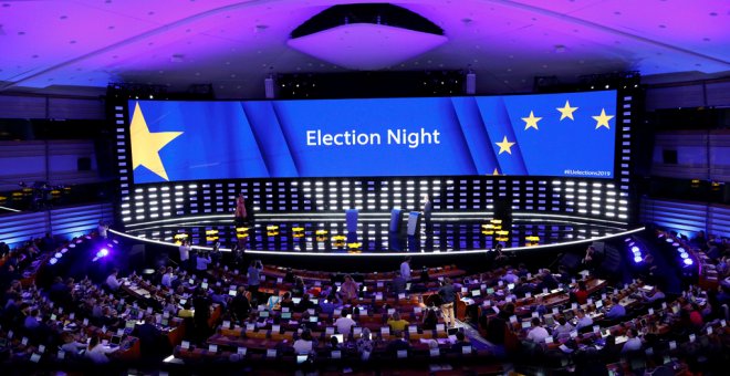Vista del hemiciclo del Parlamento Europeo en Bruselas, convertido en centro de datos y sala de prensa durante la noche de las elecciones europeas del 26-M.. REUTERS/Francois Lenoir