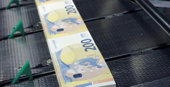 Los nuevos billetes de 200 euros que entran en circulación desde mañana, junto con los de 100 euros, en la imprenta del banco central de Italia.(EFE)