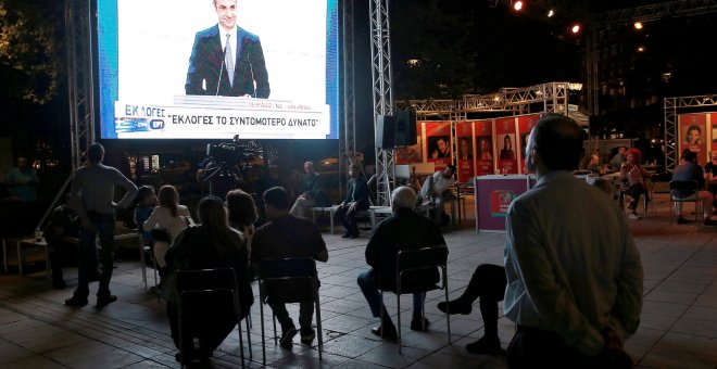 Los partidarios de Syriza miran una pantalla que muestra al líder del partido conservador de Nueva Democracia, Kyriakos Mitsotakis | Reuters