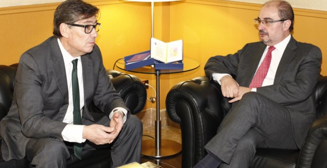 El presidente del Gobierno de Aragón y candidato del PSOE a la reelección, Javier Lambán, y el líder del Par, Arturo Aliaga, en una entrevista en el Pignatelli. GOBIERNO DE ARAGÓN