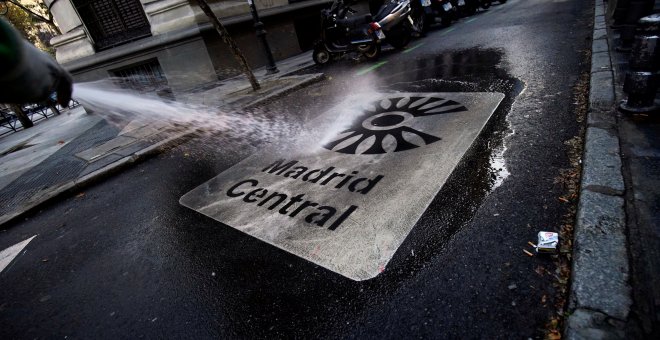 Un operario de limpieza lanza un chorro de agua a uno de los indicadores del área Madrid Central.. REUTERS/Juan Medina