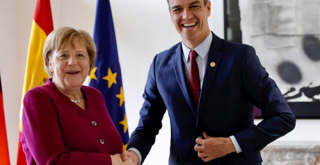El presidente de España, Pedro Sánchez (d), estrecha la mano de la canciller de Alemania, Angela Merkel (i), durante la cumbre informal de jefes de Estado y de Gobierno de la Unión Europea (UE). /EFE