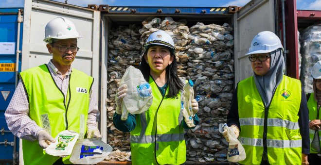 Malasia devuelve 3.000 toneladas de plástico no reciclable a sus países de origen. Mohd RASFAN / AFP