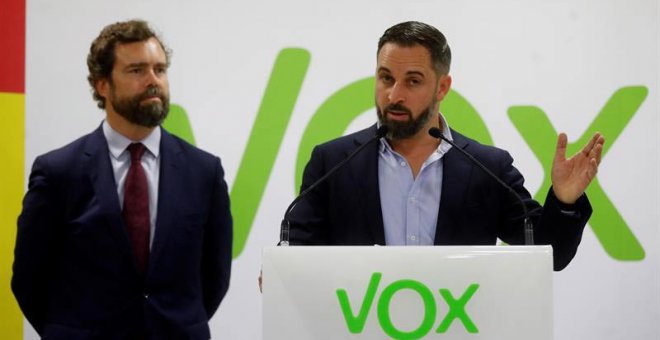 El presidente de Vox, Santiago Abascal, acompañado por Iván Espinosa de los Monteros en Madrid. (JUAN CARLOS HIDALGO)