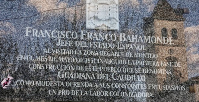 Una placa en honor al dictador Francisco Franco en Guadiana del Caudillo.- REUTERS
