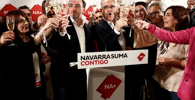 Los candidatos a la presidencia del Gobierno de Navarra y al Ayuntamiento Javier Esparza (i) y Enrique Maya, respectivamente celebran los resultados obtenidos en las elecciones celebradas en la Comunidad Foral. EFE/ Jesús Diges