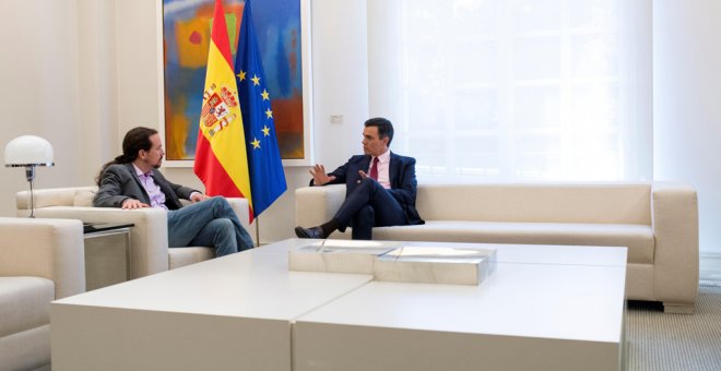 El presidente del Gobierno en funciones, Pedro Sánchez, con el secretario general de Podemos, Pablo Iglesias, en su encuentro en el Palacio de la Moncloa tras las elecciones del 28-A. EFE