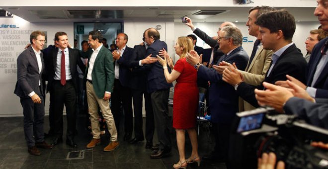 El presidente de la Xunta Alberto Feijóo, a la izquierda, con elp presidente del PP, Pablo Casado y el presidente de la Junta, Juanma Moreno Bonilla, en el último Comité Ejecutivo del partido en Madrid. EFE