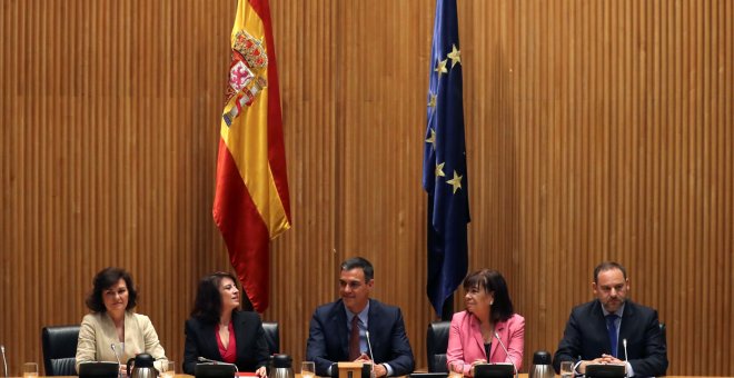 Carmen Calvo, Adriana Lastra, Pedro Sánchez, Cristina Narbona y Jose Luis Ábalos, durante la reunión del Grupo Parlamentario Parlamentario Socialista poco antes de la sesión constitutiva de las nuevas Cortes Generales. EFE/Ballesteros