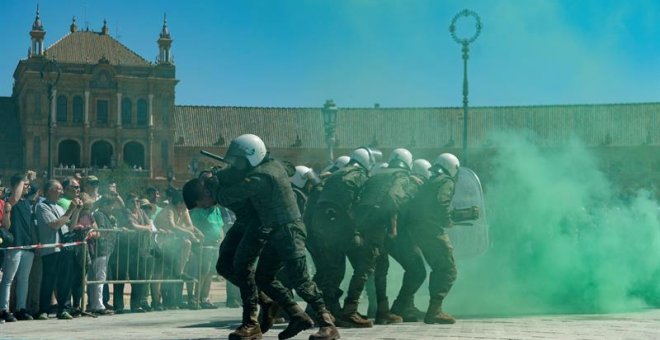 Unos militares participan en unos ejerccicios durante la Exposición Estática de Material de las Fuerzas Armadas (FAS) en el Parque de María Luisa de Sevilla. EFE