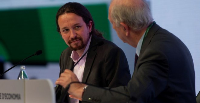 El secretario general de Podemos, Pablo Iglesias (i), escucha al presidente del Circulo de Economía Juan José Bruguera (d), durante su participación en la segunda jornada de la Reunión del Círculo de Economía de Sitges, uno de los principales foros empres