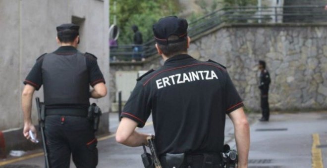 Dos agentes de la Ertzaintza. EFE