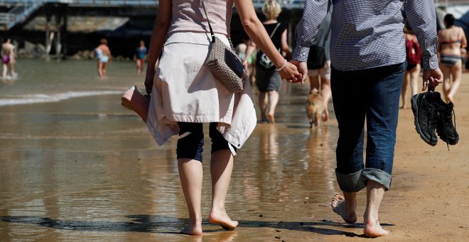 Numerosos donostiarras y visitantes disfrutan de una soleada jornada en la playa de La Concha de San Sebastián, donde este viernes los cielos se presentan poco nubosos o despejados salvo algún intervalo de nubes altas | EFE