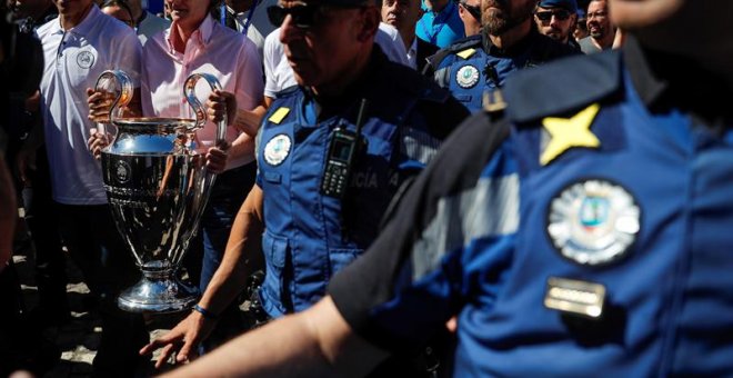 La vicealcaldesa de Madrid, Marta Higueras, con el trofeo de la UEFA Champions League en la Puerta del Sol, durante la ceremonia de apertura del UEFA Champions Festival, un evento anual que tiene lugar en la ciudad sede de la final de la UEFA Champions L