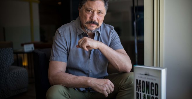 Carlos Bardem posa en el Hotel Sardinero junto a su último libro, 'Mongo Blanco'.- JAIRO VARGAS