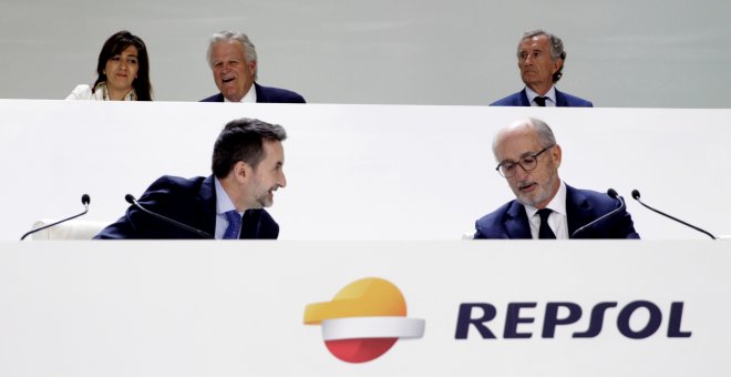 El presidente de Repsol, Antonio Brufau y el consejero delegado, Josu Jon Imaz, durante la junta de accionistas que la petrolera. EFE/ Carlos Pérez