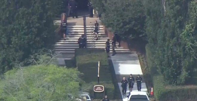 La Policía evacúa a un grupo de personas del edificio donde se produjo la matanza. WAVY-TV/NBC/via REUTERS