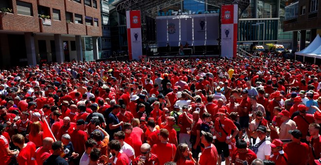 Los aficionados del Liverpool, en su fanzone. REUTERS/Juan Medina