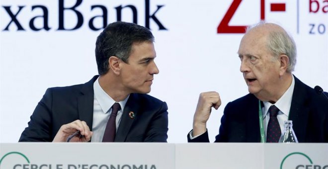 El presidente del Gobierno en funciones, Pedro Sánchez, acompañado por el presidente del Círculo de Economía, Juan José Bruguera (d), clausuró este mediodía la XXXV Reunión del Círculo de Economía de Sitges, en la que durante tres días ha reunido en esta