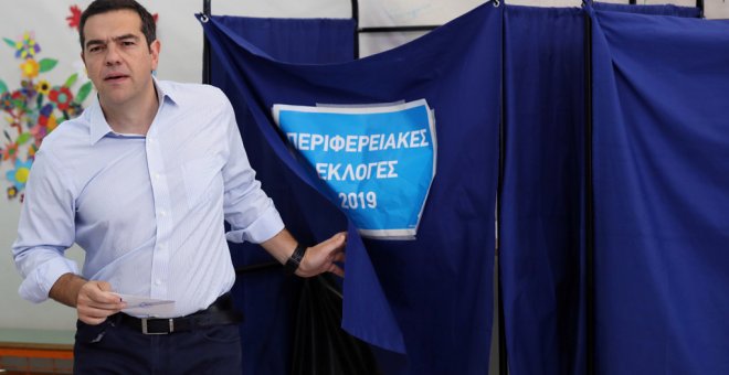 El primer ministro griego, Alexis Tsipras, en el colegio electoran en la segunda vuelta de las elecciones locales. REUTERS/Costas Baltas