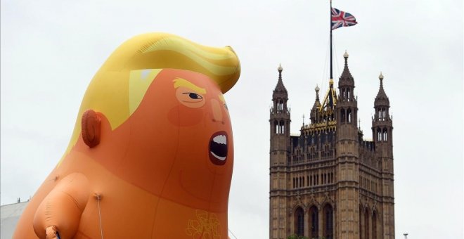 El globo del 'Baby Trump', este martes, durante la manifestación en Londres contra el mandatario estadounidense. | EFE