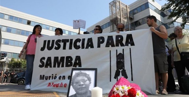 Protesta ante los juzgados donde se celebra la vista oral por la muerte en 2011 de Samba Martine tras 38 días internada en el CIE de Aluche.- MARTA JARA / EUROPA PRESS