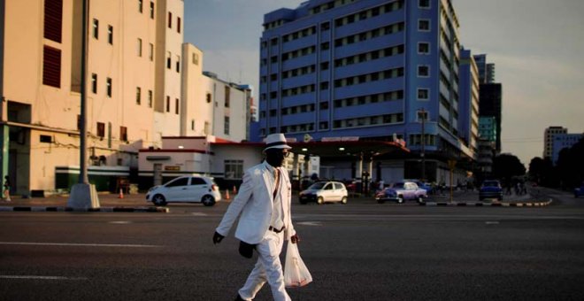 Un hombre pasea por una calle de La Habana. (ALEXANDRE MENEGHINI | REUTERS)