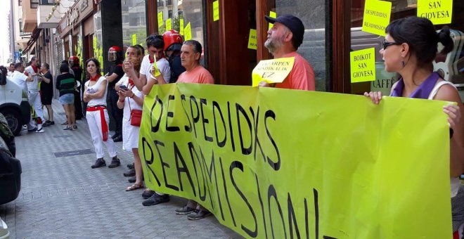 Protesta convocada por el sindicato LAB frente al restaurante La Sangiovesa de Pamplona. LAB