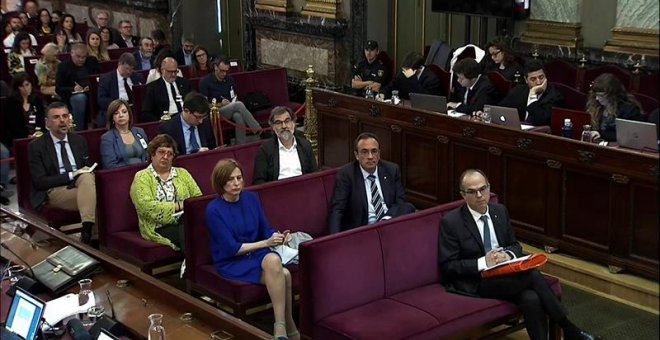 Imagen tomada de la señal institucional del Tribunal Supremo. Vista general de la sala donde se juzga a los líderes independentistas. - EFE