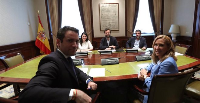 El secretario general del PP, Teodoro García Egea, y la presidenta del PP de la Comunidad de Navarra, Ana Beltrán, participan en una reunión con miembros de la dirección de Vox, esta tarde en el Congreso de los Diputados. EFE/Kiko Huesca