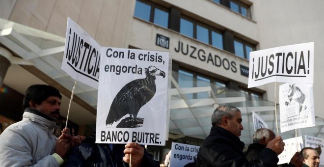 Imagen de archivo de una protesta de los afectados por la venta de 32 promociones de vivienda pública por el IVIMA. EFE/Mariscal