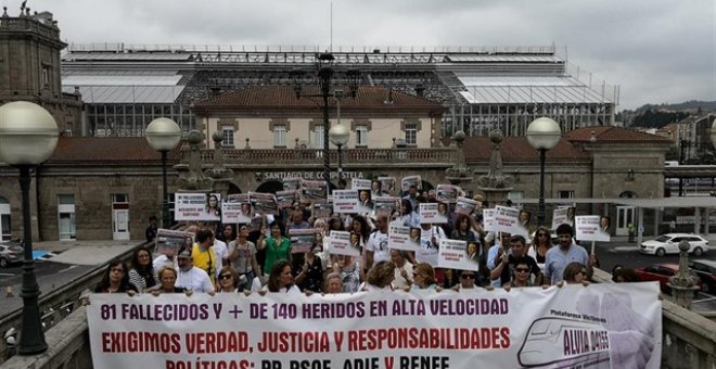 Imagen de archivo de una manifestación por las víctimas del accidente del tren Alvia ocurrido en Angrois (Santiago)./ EP