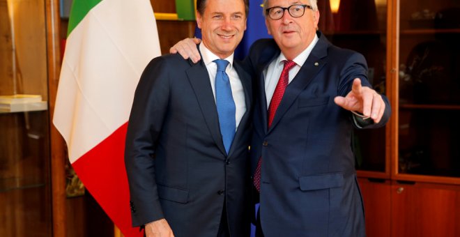 El primero ministro italiano, Giuseppe Conte, con el presidente de la Comisión Europea, Jean-Claude Juncker, en un encuentro en el Parlamento Europeo, en Estrasburgo, el pasado febrero. REUTERS/Vincent Kessler