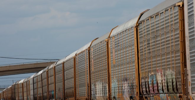 Un tren de carga se ve cerca de la frontera entre los EE. UU. y México, en Laredo. Reuters