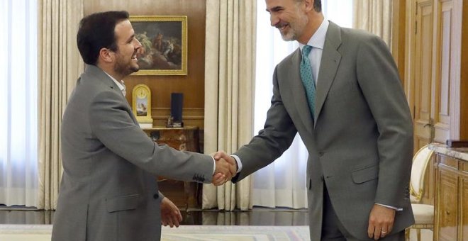 El rey Felipe VI saluda al coordinador federal de IU, Alberto Garzón, en su reunión dentro de la ronda de consultas para escuchar su postura sobre el proceso de investidura. - EFE