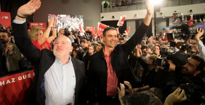 El presidente del Gobierno, Pedro Sánchez, acompañado por el primer vicepresidente de la Comisión Europea, Frans Timmermans,  en un primer mitin de la campaña para las elecciones del 26-M. EFE/Domenech Castelló