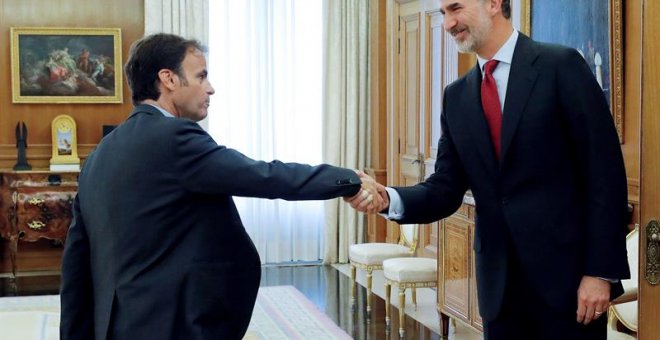 El rey Felipe VI saluda al diputado de En Comú Podem en el Congreso, Jaume Asens, esta mañana en el Palacio de la Zarzuela, durante la ronda de consultas con los dirigentes de los partidos políticos.- EFE/Chema Moya