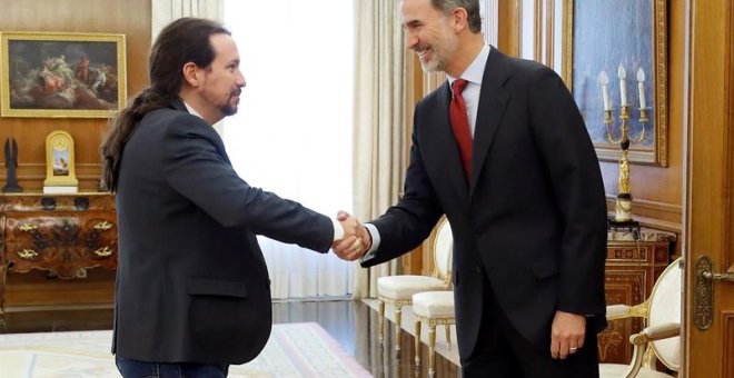 El rey Felipe VI saluda al líder de Podemos, Pablo Iglesias, en el Palacio de la Zarzuela, durante la ronda de consultas con los dirigentes de los partidos políticos para designar candidato a la investidura. EFE/Chema Moya***POOL***