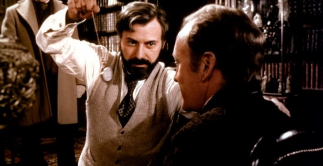 Alan Arkin, como Sigmund Freud, en 'Elemental,Dr. Freud'.