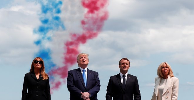 El presidente estadounidense, Donald Trump (2i), y su mujer, Melania (i), asisten junto al presidente galo, Emmanuel Macron (2d), y su mujer, Brigitte (d), a la ceremonia de conmemoración del 75 aniversario del Día D en el cementerio estadounidense de Nor