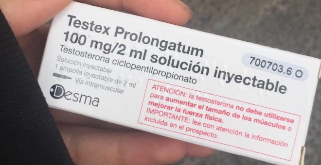 Erik Galán sostiene la medicación con la que ha iniciado su proceso de hormonación.