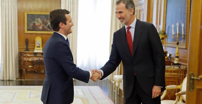 El rey Felipe VI saluda al presidente del Partido Popular, Pablo Casado, esta tarde en el Palacio de la Zarzuela, durante la ronda de consultas con los dirigentes de los partidos políticos con representación parlamentaria para designar candidato a la inv