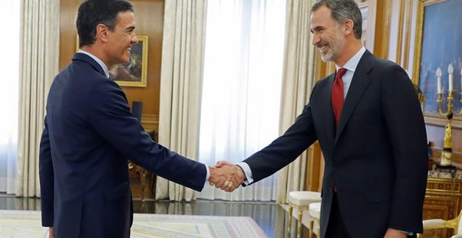 El rey Felipe VI saluda al líder del Partido Socialista PSOE, Pedro Sánchez, en el Palacio de la Zarzuela. - EFE