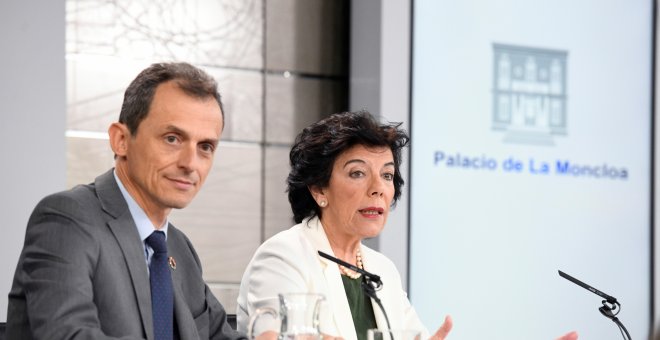 La ministra Portavoz Isabel Celaá, con el titular de Ciencia, Innovación y Universidades, Pedro Duque, durante la rueda de prensa celebrada tras la reunión del Consejo de Ministros en el Palacio de la Moncloa. EFE/Victor Lerena