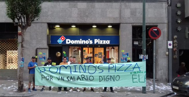 Movilización realizada frente a uno de los establecimientos de Domino's Pizza en Bizkaia. SINDICATO ELA