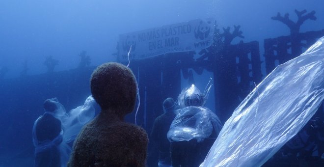 Activistas de WWF se sumergen en aguas del Atlántico para denunciar la contaminación marina por plástico.