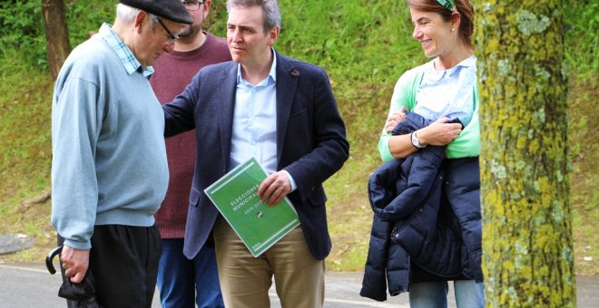 Xabier Iridoy, en el centro de la imagen, durante la última campaña electoral. BLOG DE XABIER IRIDOY